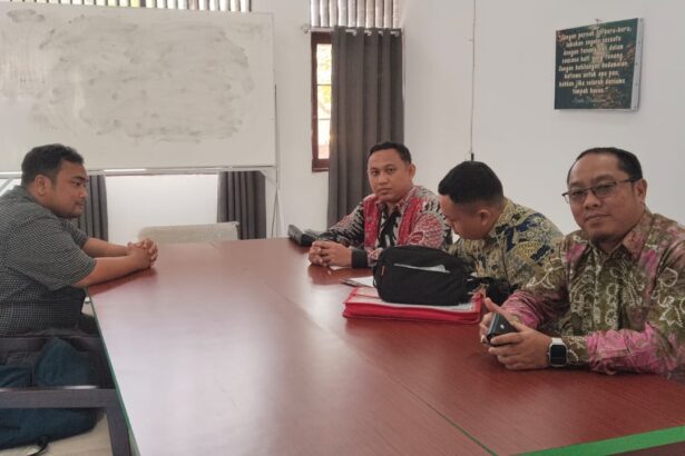 Ahmad  Mujahid  Zarkasi  SH, MA, C.P.L dan tim dari kantor hukum AMZ & Associates Banjarmasin, kuasa hukum Jamhuri